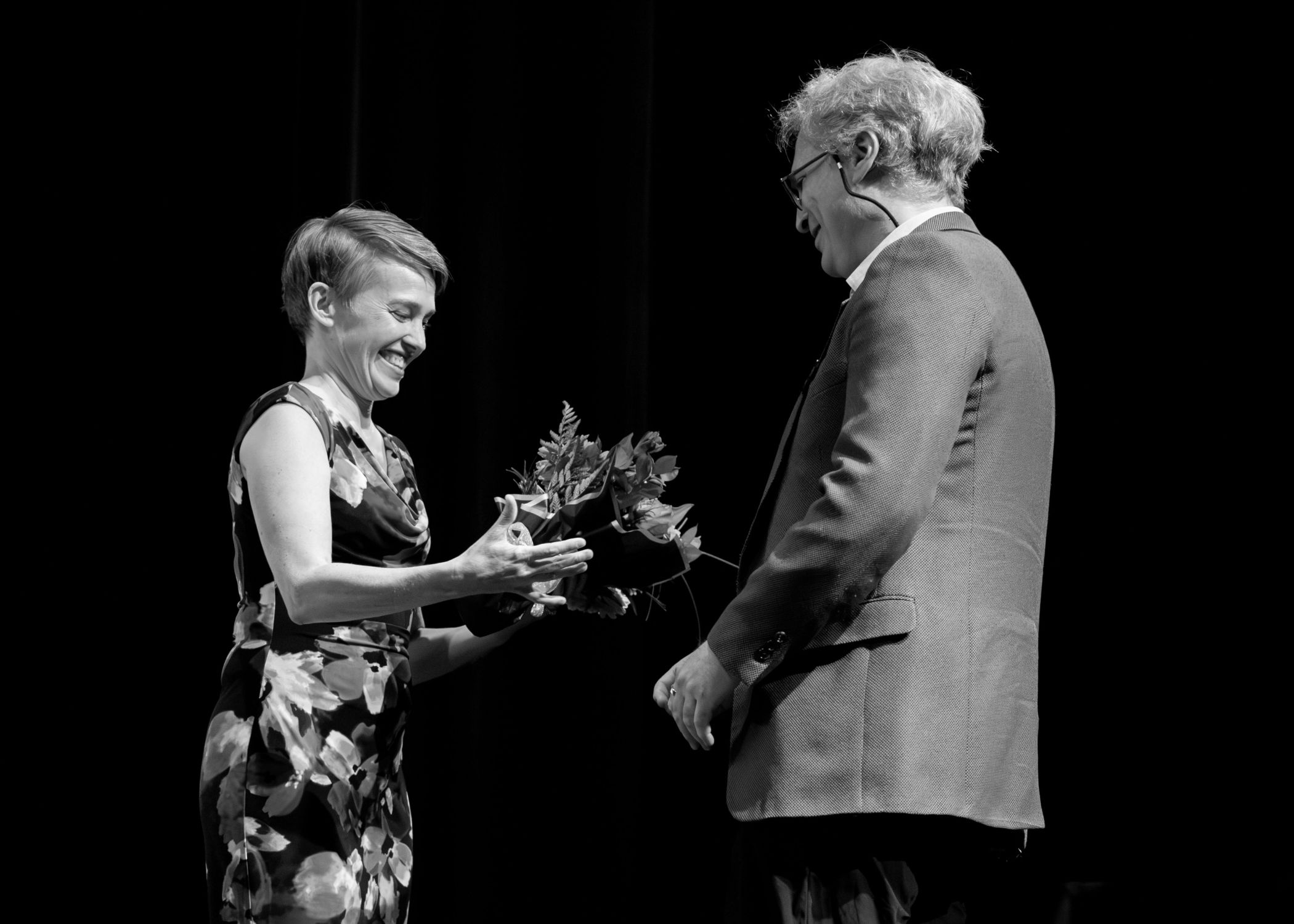 Dr. Daniel Fried (East Asian Studies) receiving an award from vice dean (Academic) Marie-Eve Morin.